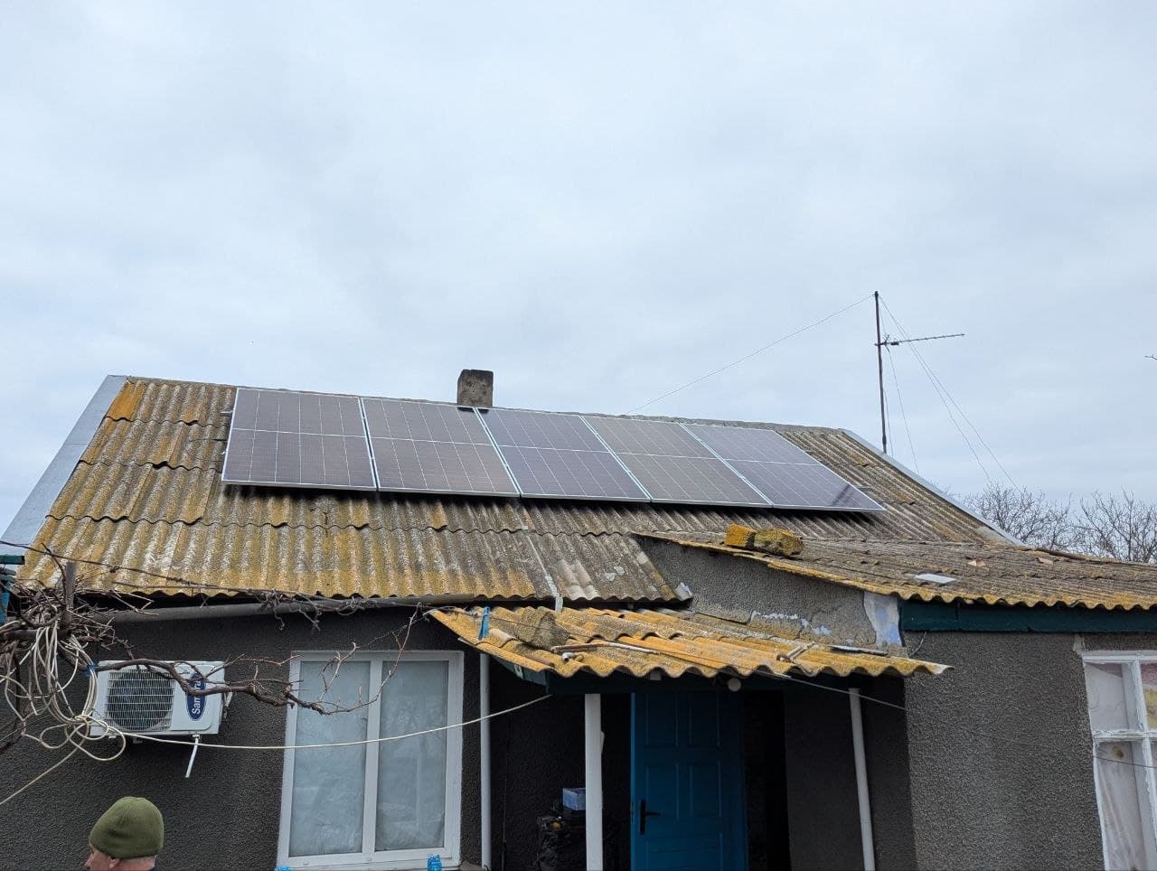 Сонячні панелі на даху приватного будинку