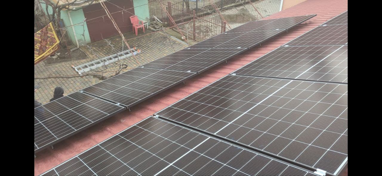 Монтаж сонячних панелей на червоному даху