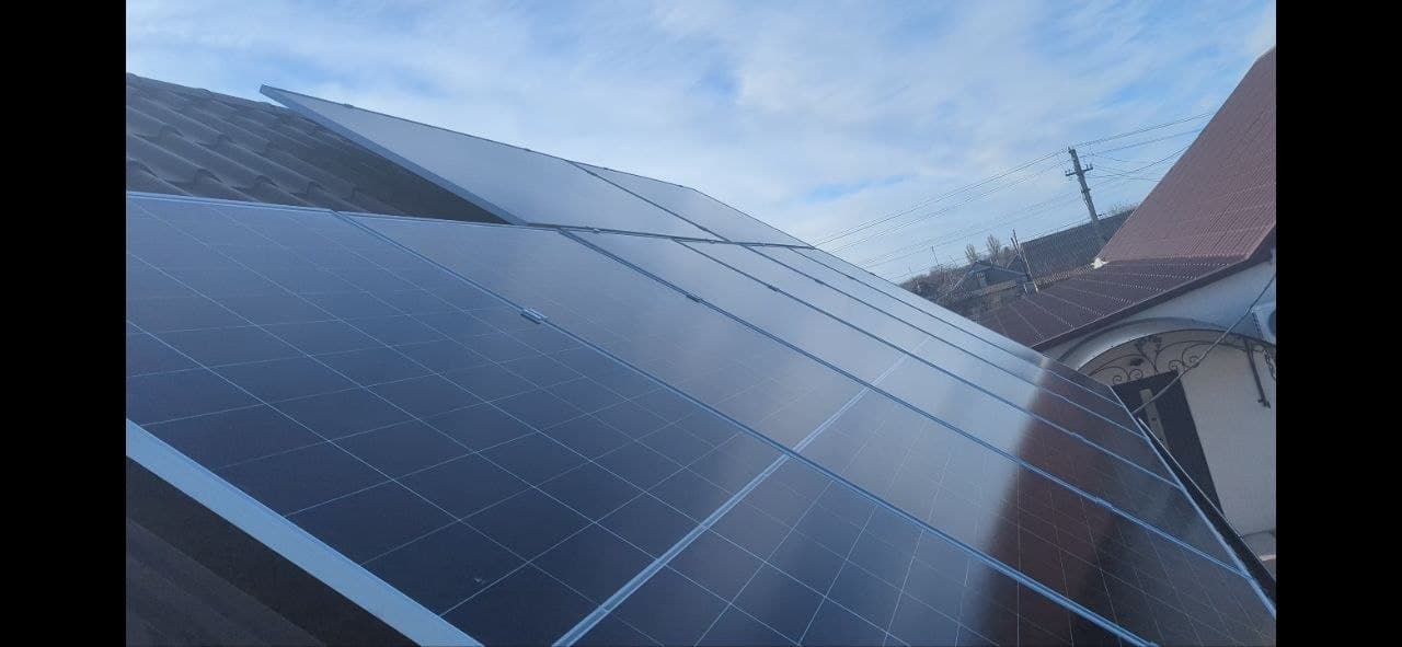 Крупний план встановлених сонячних панелей