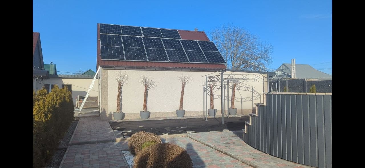 Завершений об'єкт із сонячними панелями на даху